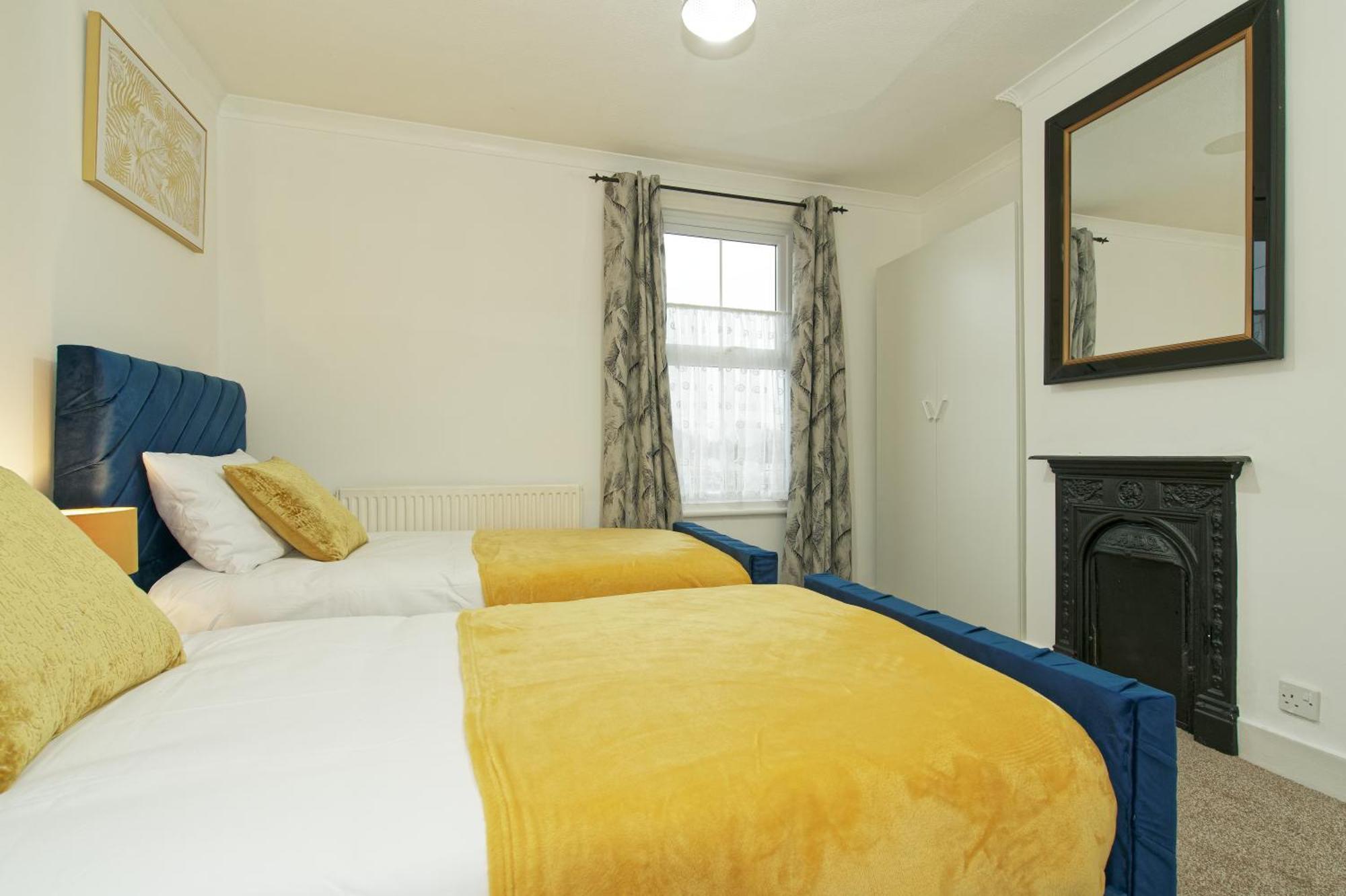 Ferienwohnung Lovely Luxury 3 Bed House Chatham  Exterior foto
